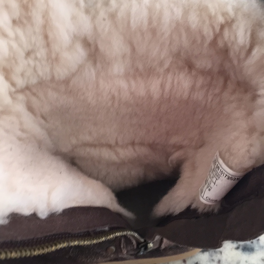 Girls Ugg Boots - Picture 5 of 7